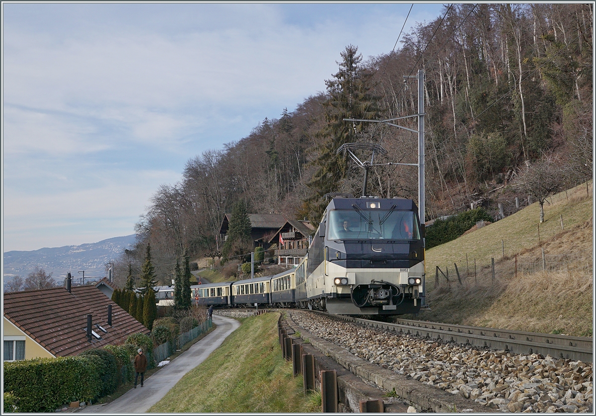 Als leicht abweichende Version eines bereits gezeigten Bildes: Die MOB Ge 4/45 8002 ist kurz nach Chernex mit ihrem MOB GoldenPass Belle Epoque Zug Pe 2224 von Montreux nach Zweisimmen unterwegs; bei genauerem Hinsehen kann man den am Schluss des Zugs mitlaufenden MOB Alpina ABe 4/4 9002 erkennen.

9.Januar 2021