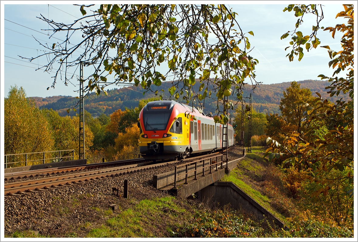 Als Nachschu....
Der 5-teilige Stadler Flirt 429 046 / 546 der HLB Bahn (Hessischen Landesbahn)  als RE99 / RE 40 Siegen - Gieen - Frankfurt Hbf (Umlauf HLB24967), hier am 22.10.2013 kurz vor Haiger auf der Dillstrecke (KBS 445 bei km 127,6) weiter in Richtung Gieen.

Die Linie verkehrt in NRW als RE 99 und im Gebiet des Rhein-Main-Verkehrsverbundes in Hessen als RE 40. Von Siegen fhrt der Regional-Express ber die Dillstrecke (KBS 445) bis Gieen, von dort fhrt dann (nach Fahrtrichtungswechsel) ber die Main-Weser-Bahn weiter nach Frankfurt (Main) Hauptbahnhof.
