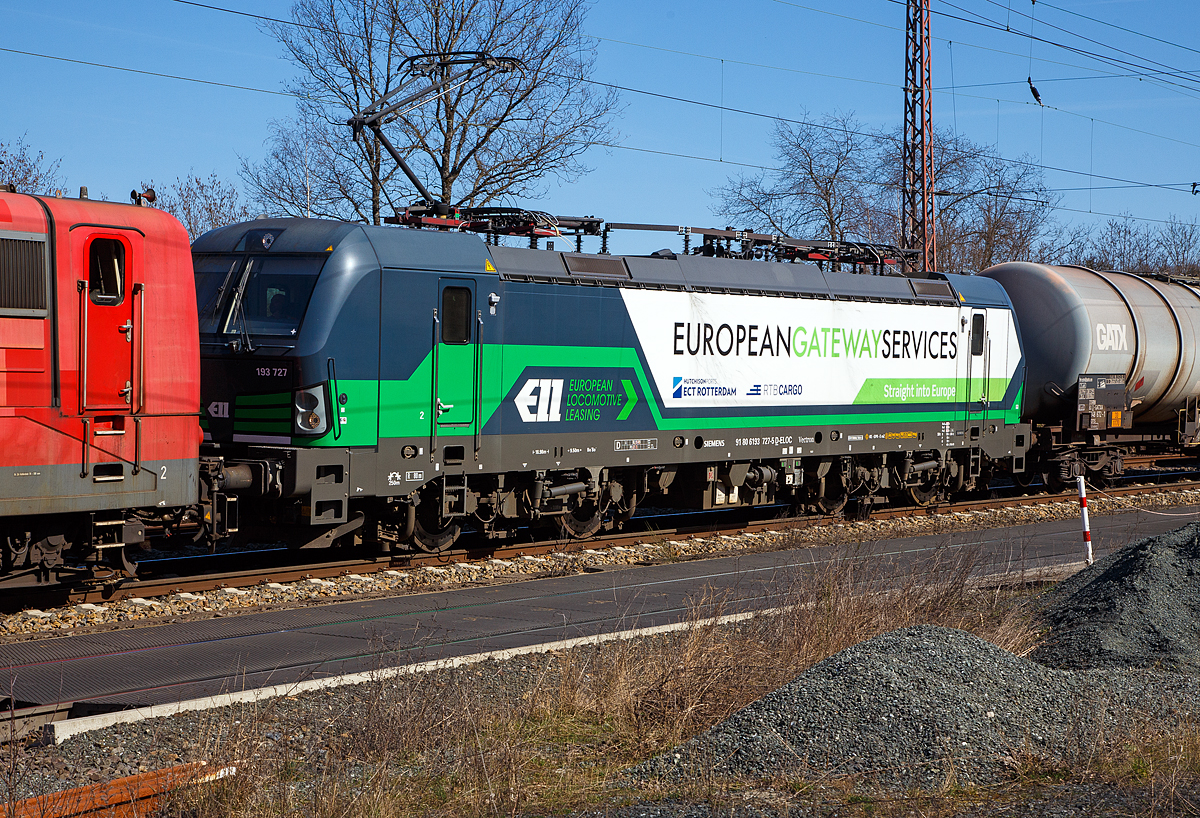 Als Seitenportrait die an die RTB CARGO vermietete Vectron MS 193 727 (91 80 6193 727-5 D-ELOC) der European Locomotive Leasing, die mit Vorspannhilfe von der an die DB Cargo AG vermietete Railpool 151 099-9 (91 80 6151 099-9 D-Rpool), am 30.03.2021 mit einem Kesselwagenzug durch Rudersdorf (Kr. Siegen) über die Dillstrecke (KBS 445) in nördlicher Richtung fährt.