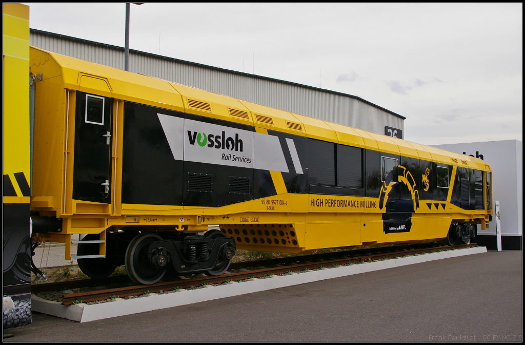 Als Weltneuheit stellte Vossloh auf der InnoTrans 2014 in Berlin den Schienenfr�szug HPM VM141 „Hornet“ vor. Der Zug besteht aus Fr�szug, Leit- und Systemwagen. Gefertigt wird der Zug als Joint Venture mit Maschinenfabrik Liezen (MFL) in �sterreich (NVR-Nummer 99 80 9527 004-2 D-SRAIL).
<p>
Homepage Hersteller (deutsch): http://www.mfl.at/DEU/standard.php?we_objectID=1818&pid=745
