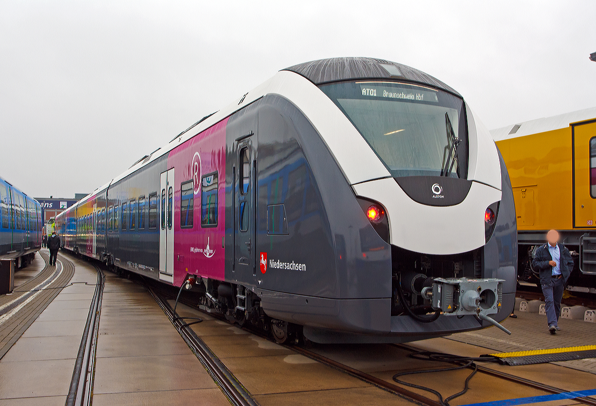 
Alstom Transport Deutschland, vormals Alstom LHB (Salzgitter), präsentierte auf der Inno Trans 2014 in Berlin (hier am 26.09.2014) den neuen Alstom CORADIA Continental (BR 1440) für den Zweckverband Großraum Braunschweig (ZGB) für das Elektro-Netz Niedersachsen Ost (ENNO). Zudem fand die Fahrzeugübergabe des ersten ENNO-Triebzuges von Alstom an den ZGB statt.

Die Triebzüge Alstom Coradia Continental gehören zur Fahrzeugfamilie modularer, niederfluriger elektrischer Nahverkehrs-Gliedertriebzüge Alstom Coradia. Der Coradia Continental der ersten Generation (BR 440) wird umgangssprachlich „Mopsgesicht“ genannt, dies kann man bei den neuen wohl nicht mehr sagen. 

Die Züge der Fahrzeugfamilie werden aus einem Baukasten standardisierter Einzelfahrzeuge gebildet, die ihre technische Ausrüstung mit Ausnahme der Fahrmotoren auf dem Dach tragen. Die Endwagen tragen jeweils einen Haupttransformator, einen Antriebsumrichter und einen Nebenbetriebeumrichter. Die Mittelwagen tragen die weiteren Ausrüstungen Stromabnehmer, Kompressor und Batteriekasten. Mittig auf jedem Fahrzeug ist das Klimagerät für den Fahrgastraum angeordnet. Die ENNO-Triebzüge für den ZGB sind vierteilig ausgeführt (BR 1440.1 – 1441.1 – 1441.6 – 1440.6), sie haben konventionelle Enddrehgestelle und Jakobs-Drehgestelle zwischen den Mittelwagen.

Die Fahrzeuge der Baureihe 1440 (S-Bahn Rhein-Ruhr, Zweckverband Großraum Braunschweig und Verkehrsverbund Mittelsachsen) erhalten einen modifizierten Kopf nach Norm EN 15227, zudem sind diese mit Crashverzehrelementen ausgeführt. Für die dreiteiligen Garnituren für die S-Bahn Rhein-Ruhr (DB Regio NRW) wurde am 30.09.2014 die Zulassung durch das Eisenbahnbundesamt erteilt.

Alstom fertigt insgesamt 20 elektrische Triebzüge für die Regionalbahnfahrzeuge Großraum Braunschweig GmbH (RGB), einer hundertprozentigen Tochtergesellschaft des Zweckverbandes Großraum Braunschweig GmbH (ZGB). Der Auftrag beinhaltet die Kaufoption für bis zu 13 weitere Züge und hat einen Wert von mehr als 100 Millionen Euro. Ab Dezember 2015 wird Metronom mit diesen Fahrzeugen den Betrieb des Elektronetzes Niedersachsen-Ost für zehn Jahre übernehmen.

Die Züge erreichen im Einsatz Geschwindigkeiten von bis zu 160 km/h und besitzen ein sehr gutes Beschleunigungsvermögen. Sie können je nach Fahrgastaufkommen auch in Doppeltraktion betrieben werden. Durch ein speziell für Regionalzüge modifiziertes Zugsicherungssystem können die Fahrzeuge auch auf ICE-Strecken fahren. Die vierteiligen Triebzüge sind zudem mit elektrischen Bremsen ausgestattet, die in der Lage sind, beim Bremsvorgang bis zu 30 Prozent der Energie ins Netz zurückzuspeisen.

TECHNISCHE DATEN:
Spurweite: 1.435 mm
Achsfolge: Bo‘(Bo)(2)(Bo)Bo‘ in Klammern Jakobs-Drehgestelle
Fahrzeugbegrenzung: EBO – G1 UIC 505-1 Kapitel 5.1
Länge über Kupplung: 73.300 mm
Breite: 2.920 mm
Maximale Höhe (über SO): 4.280 mm
Einstieghöhe (über SO): ca. 800 mm
Eigengewicht: ca. 144 t
Minimaler befahrbarer Gleisbogen Werkstatt/Betrieb: 100/150 m
Niederfluranteil:  ca. 89 %
Fahrgasteinstiegstüren je Seite: 4
Rollstuhlplätze: 2
Sitzplätze (davon Klappsitze):  235 (43)
Reservierungsmöglichkeit (Plätze): 1. /2. Klasse 12/62
Stehplätze bei 4 Personen pro m2 (Klappsitze frei): 210
Fahrradstellplätze: min. 6
Mehrzweckbereiche: 1 (Abstellmöglichkeiten für Rollstühle, Fahrräder und Kinderwagen etc.)
Stromsystem: 15 kV / 16,7 Hz
Höchstgeschwindigkeit: 160 km/h
Nennleistung: 2.000 kW
Zugbeeinflussungs-System: LZB / PZB 90
