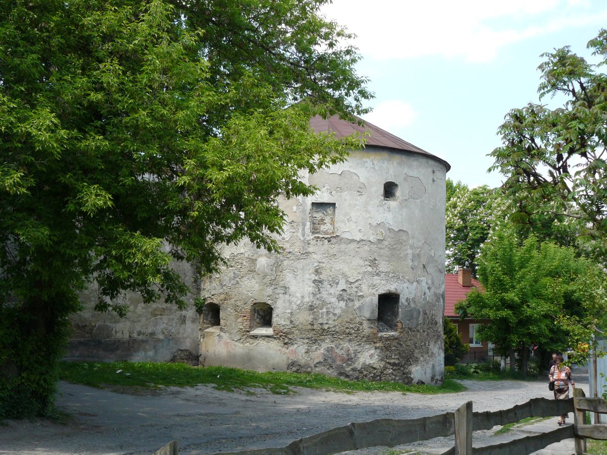 Alte Turm. Rutkovycha, Zhovkva, Ukraine 19-05-2015.

Vestingtoren en oude stadsmuur. Rutkovycha, Zhovkva, Oekrane 19-05-2015.