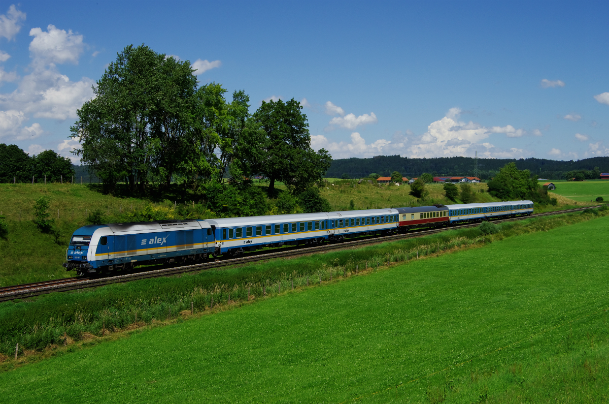 ALX84138 von Geltendorf nach Oberstdorf. D-LOK: 223 071 auf KBS970 bei Aitrang (zwischen Biessenhofen und Gnzach) am 30.07.2016.