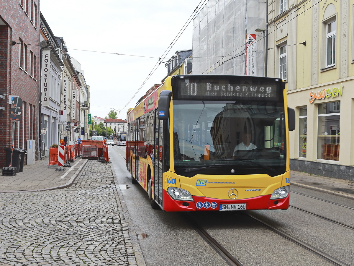 Am 02. August 2019 durchfhrt die Goethestrae ein Mercedes Benz Citaro Bus Nummer 160 des Nahverkehr Schwerin GmbH in Richtun Marienplatz. 