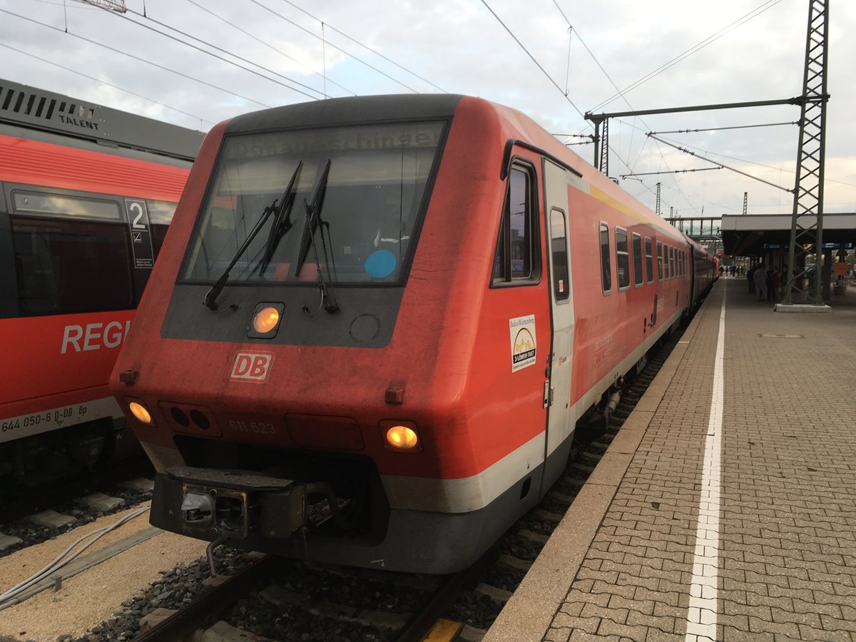 Am 08.10.16 war der 611 023 zusammen mit dem 611 015 noch unbeschadet in ulm hbf gestanden um den Ire 3216 nach Neustadt (Schwarzw) zu fahren.

Doch inzwischen sieht er leider nicht mehr so aus wie auf dem Bild...
... denn  am 21.10.16 kollidierte er in der nähe von Königsbronn  an einem Bahnübergang mit einem Lkw und ist dadurch vorallem im Front Bereich schwer Beschädigt worden.