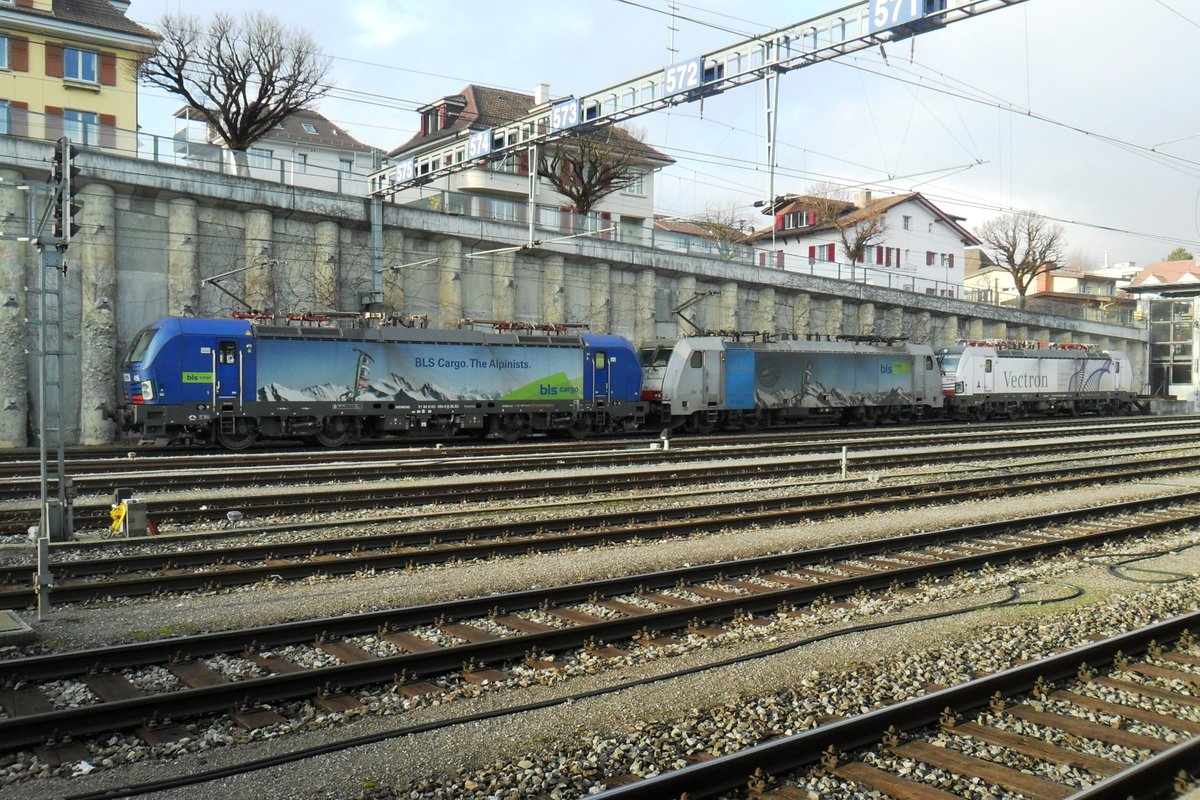 Am 1 Jänner 2019 steht BLS 193 495 mit ein Lokzug in Spiez.