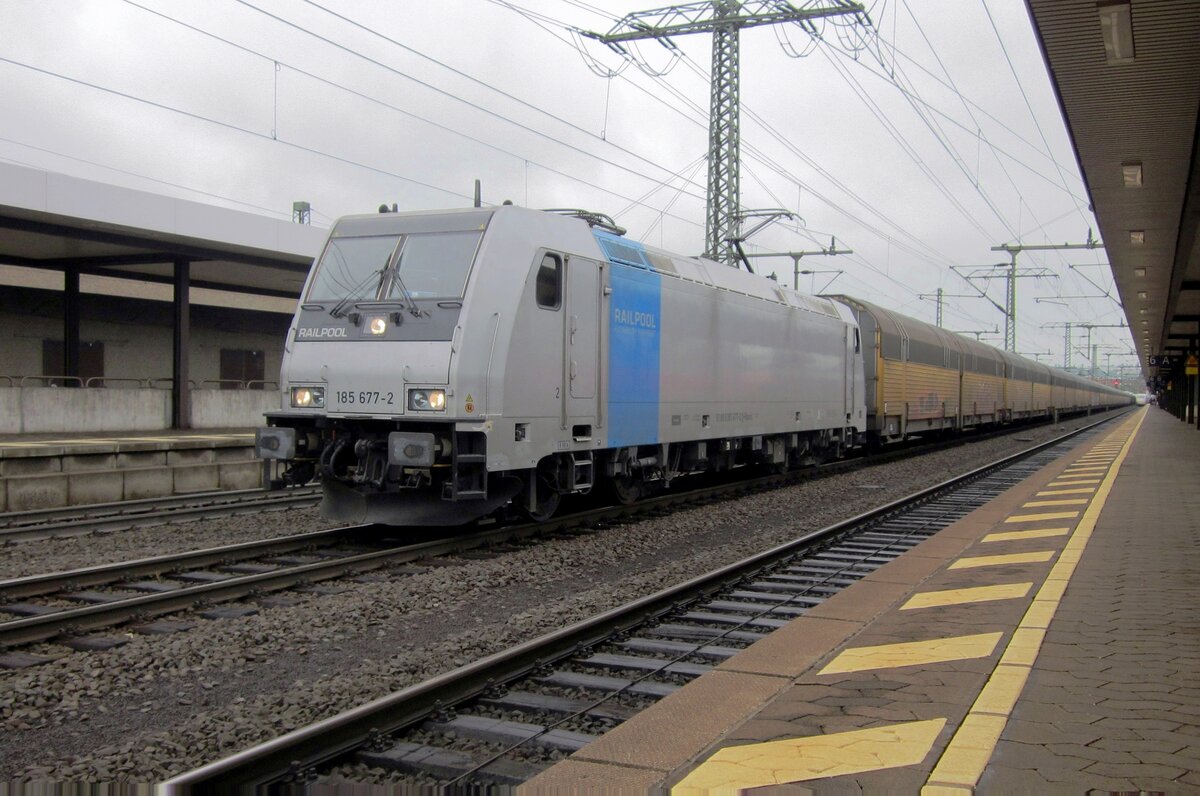 Am 1 Juni 2013 macht TX Log 185 677 mit der ARS-Altmann PKW-Zug Pause in Fulda.