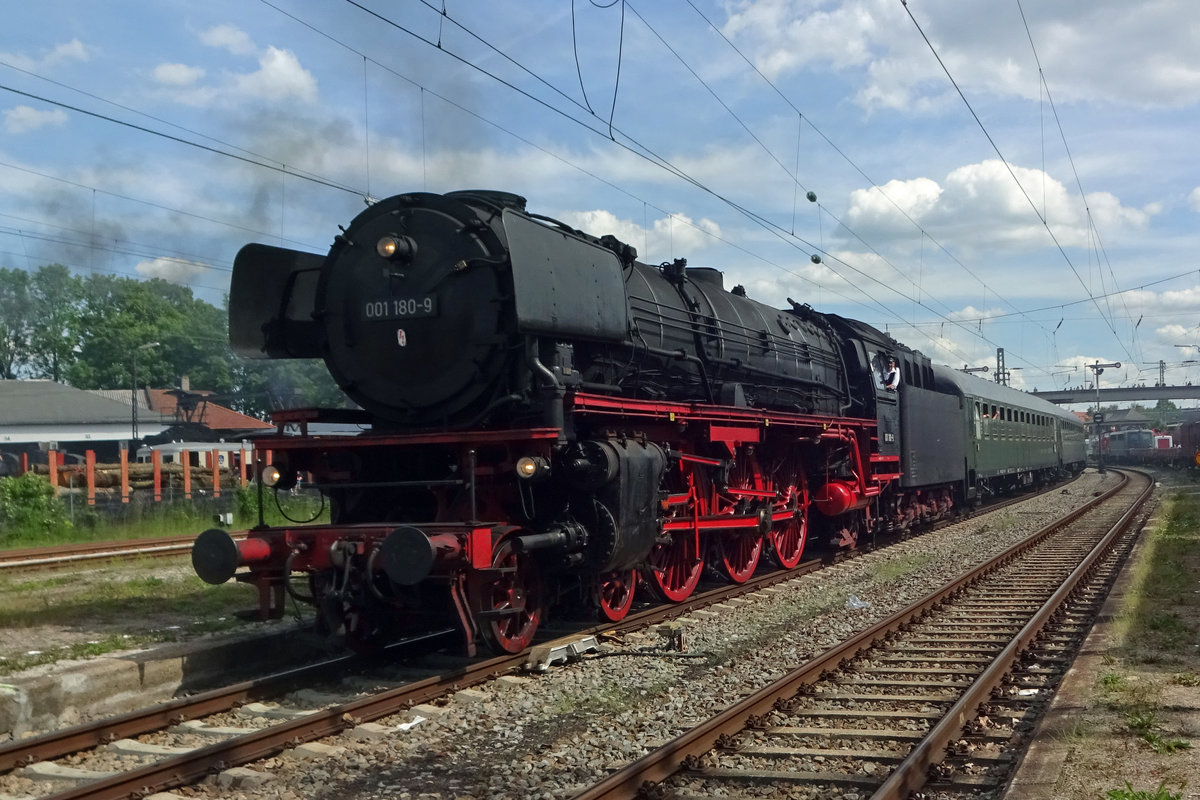 Am 1 Juni 2019 treft 001 180 mit ein Sonderzug ins Bahnhof von Nördlingen ein. 