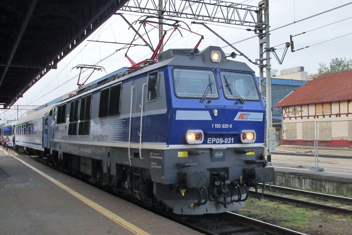 Am 1 Mai 2016 steht PKPIC EP09-031 in Poznan GLowny -denn noch mit die beide verschiedene Stromabnehmer.