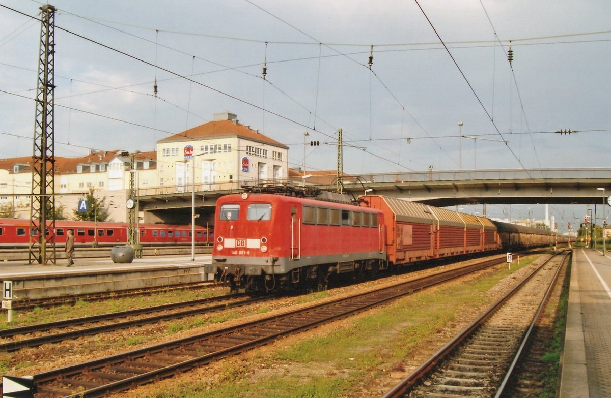 Am 10 Juni 209 durchfahrt 140 681 mit ein PKW-Zug Regensburg. 