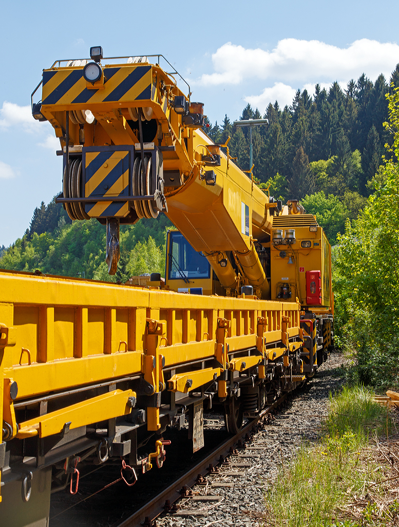 
Am 10.05.2015 konnte ich ihn in Siegen-Eintracht in Ruhestellung (abgestellt) fotografieren, leider nicht voll zugänglich...
Der 125t - KIROW Gleisbauschienenkran KRC 810 T der Hering Bau (Burbach), Schweres Nebenfahrzeug Nr. D-HGUI 99 80 9419 010-0, hier mit dem Schutzwagen D-HGUI 33 80 3998 213-1 (der Gattung Res 072-1) und hinten noch mit einem weiteren Schutz- bzw. Gegenlastwagen der Gattung Res.