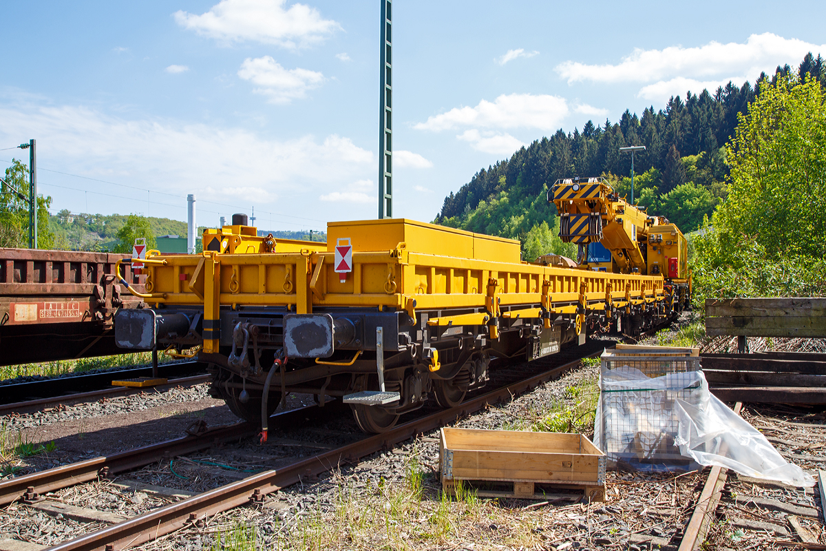 
Am 10.05.2015 konnte ich ihn in Siegen-Eintracht in Ruhestellung (abgestellt) fotografieren, leider nicht voll zugänglich...
Der 125t - KIROW Gleisbauschienenkran KRC 810 T der Hering Bau (Burbach), Schweres Nebenfahrzeug Nr. D-HGUI 99 80 9419 010-0, hier mit dem Schutzwagen D-HGUI 33 80 3998 213-1 (der Gattung Res 072-1) und hinten noch mit einem weiteren Schutz- bzw. Gegenlastwagen der Gattung Res.