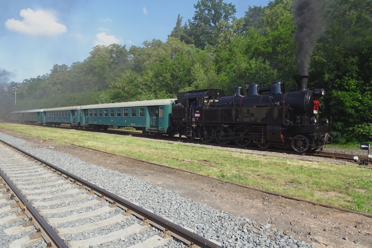 Am 11 Juni 2022 macht 354.195 Dampf für den 1.Sonderzug aus Luzna u Rakovnika anlásslich das 25.Jahresjubiläum des ansassiges Eisenbahnmuseums.
