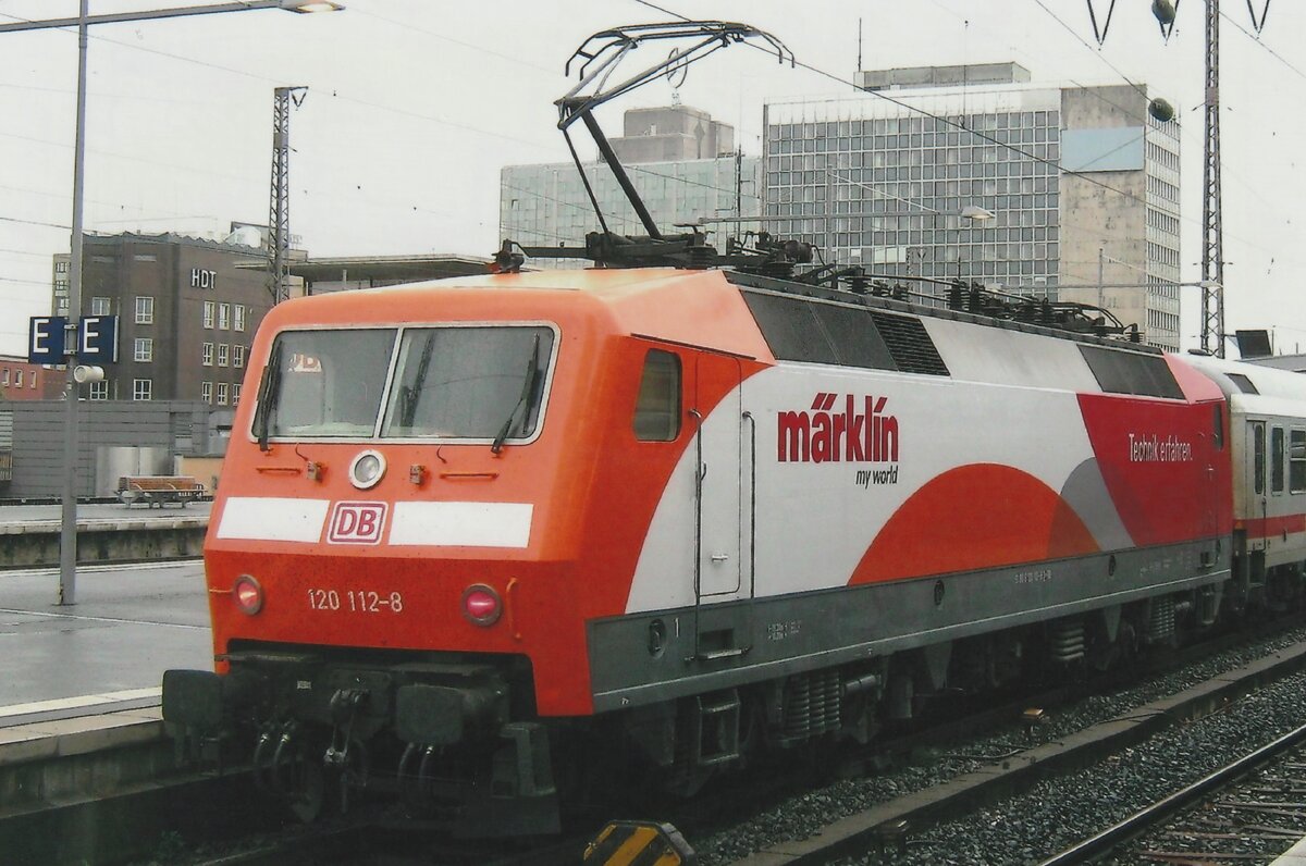 Am 11 mai 2012 steht 120 112 mit Märklin-Eerbung in Essen Hbf.