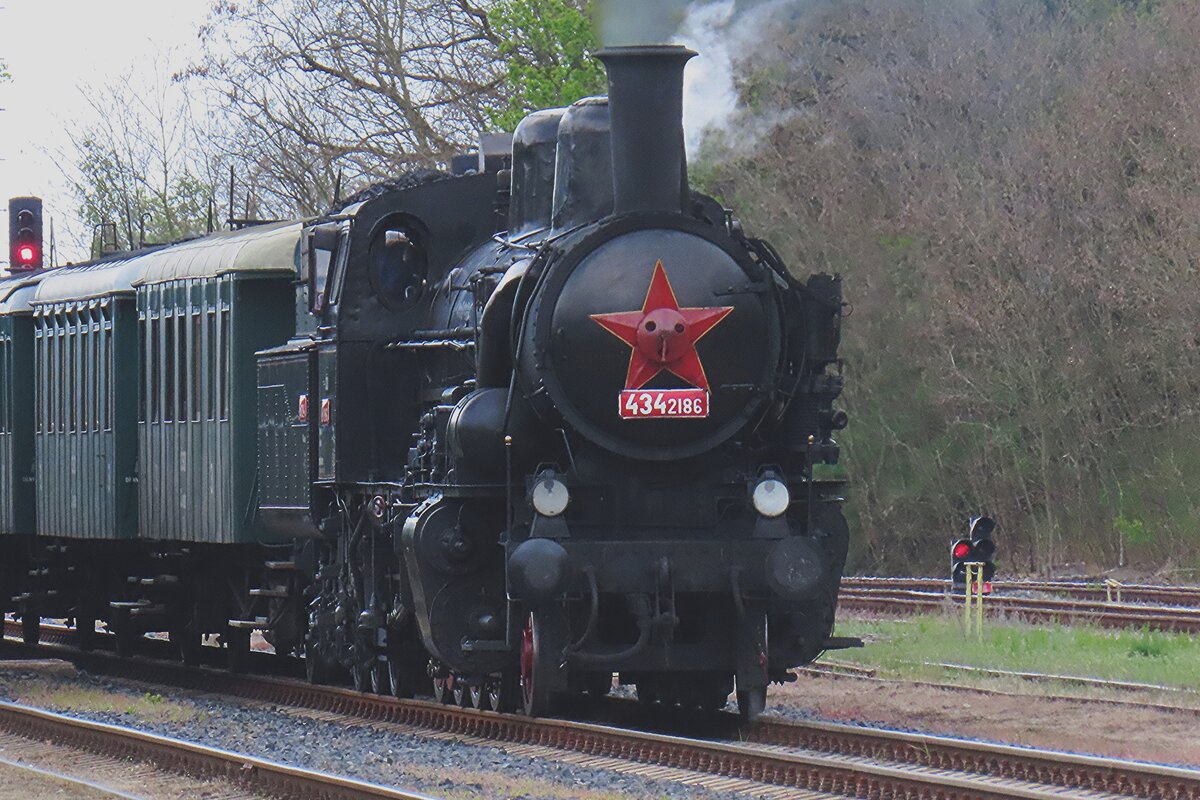 Am 11 Mai 2024 ist 434 2186 gerade mit ein Sonderzug aus Krupý ins Eisenbahnmuseum von Luzna u Rakovnika angekommen. 