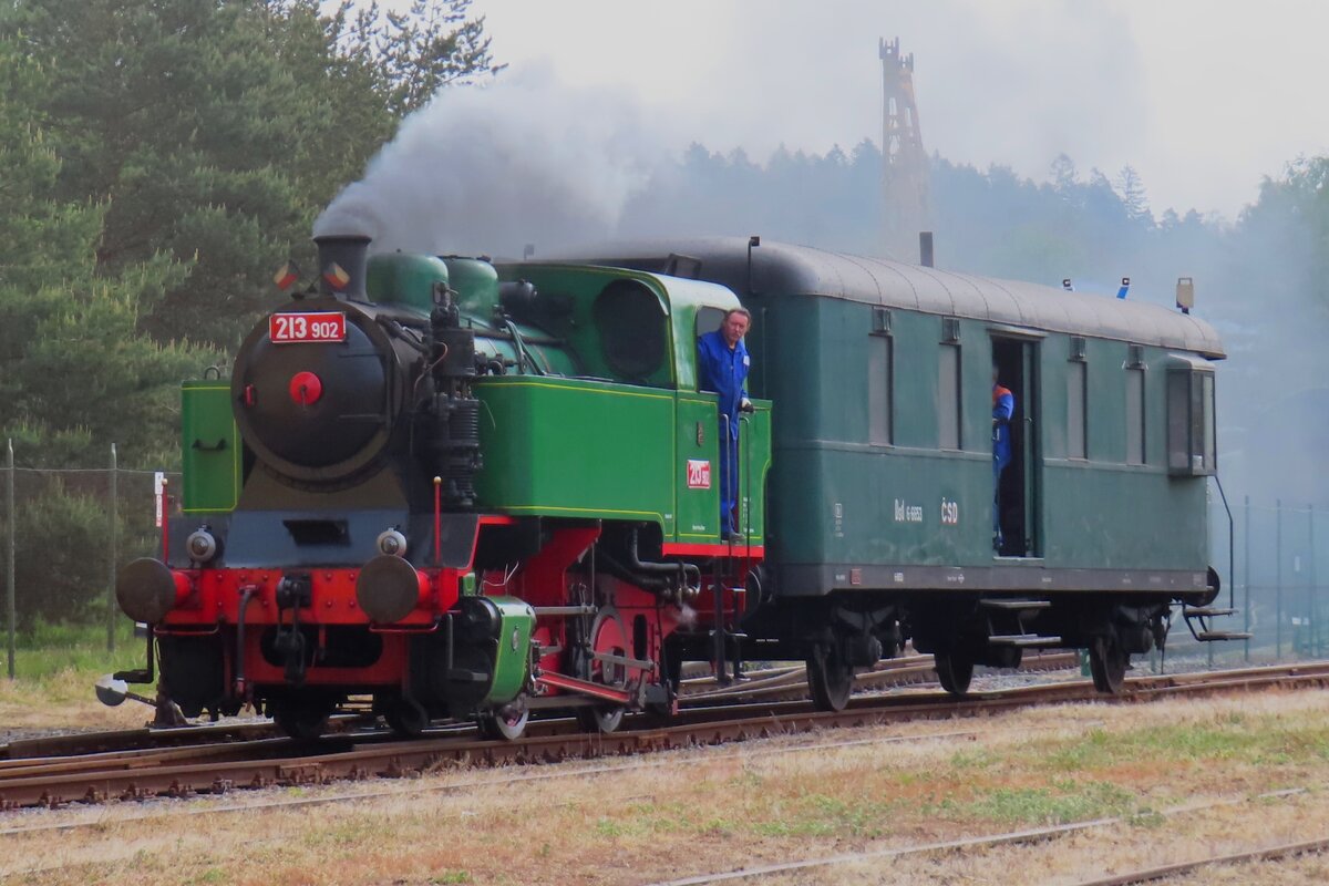 Am 11 Mai 2024 verschiebt 213.902 ein Gepäckwagen in Luzna u Rakovnika.