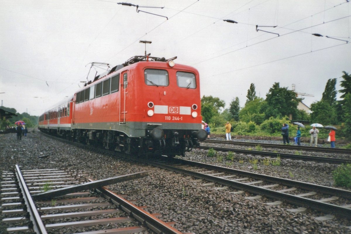 Am 12 August 1997 verlässt 110 244 Rheydt-Odenkirchen. 