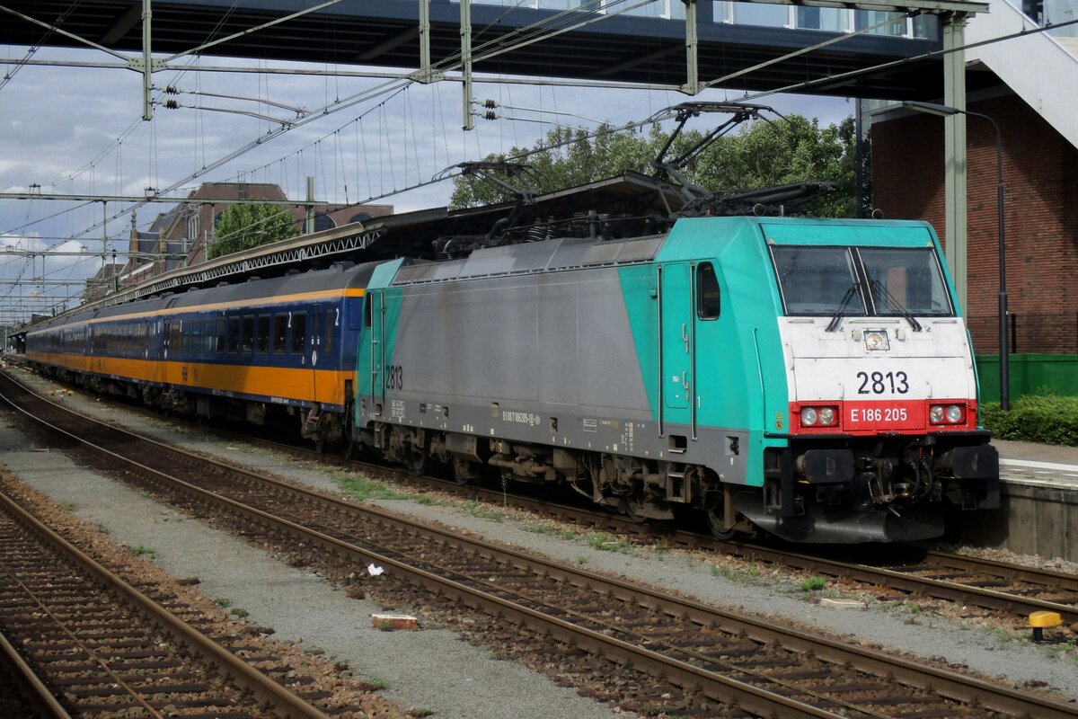Am 12 Augustus 2017 war die Welt für NMBS TRAXXen und NS ICR Reisewagen noch in Ordnung und stand 2813 mit deren IC-Benelux in Roosendaal. Ab 2025 ist dieser Kombination ganz Vergangenheit weil die ICR-Wagen z-gestellt worden sind.