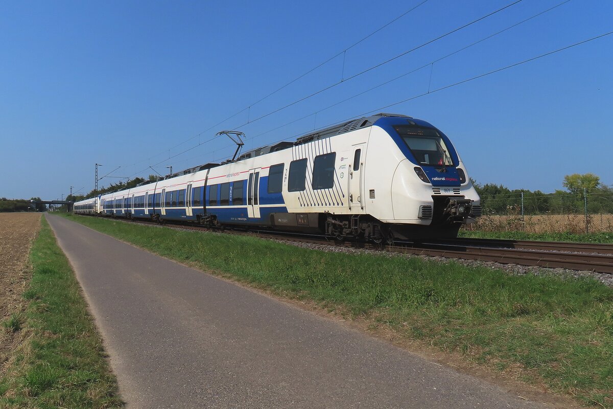Am 12 Augustus 2025 passiert National Express 861 der Fotograf bei Kaarst.