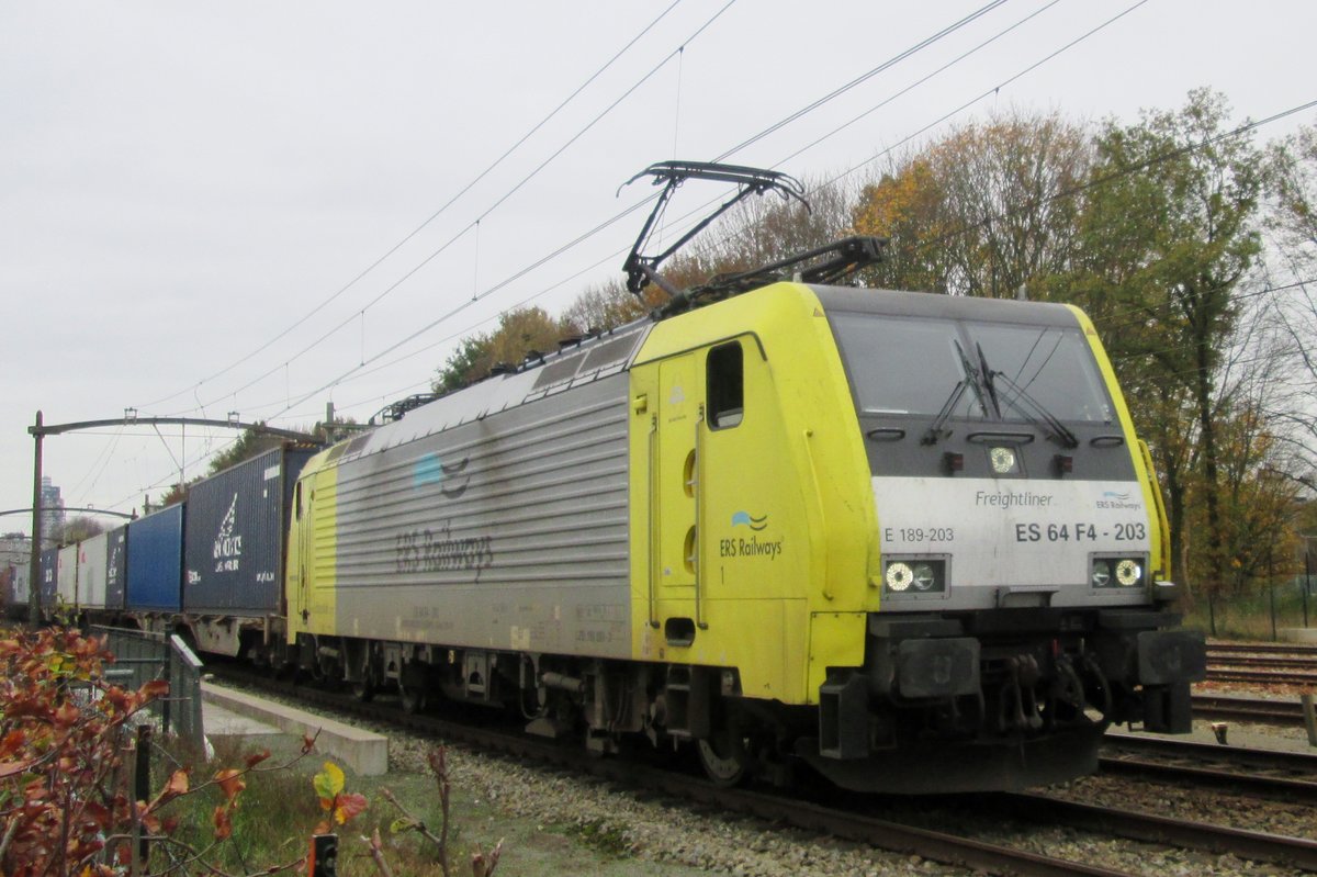 Am 12 November 2015 durchfahrt ERS Railways 189 203 Tilburg Universiteit.