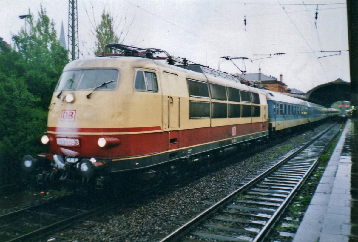 Am 13 Jäner 2000 verlässt 103 209 mit ein InterRegio Bonn Hbf.