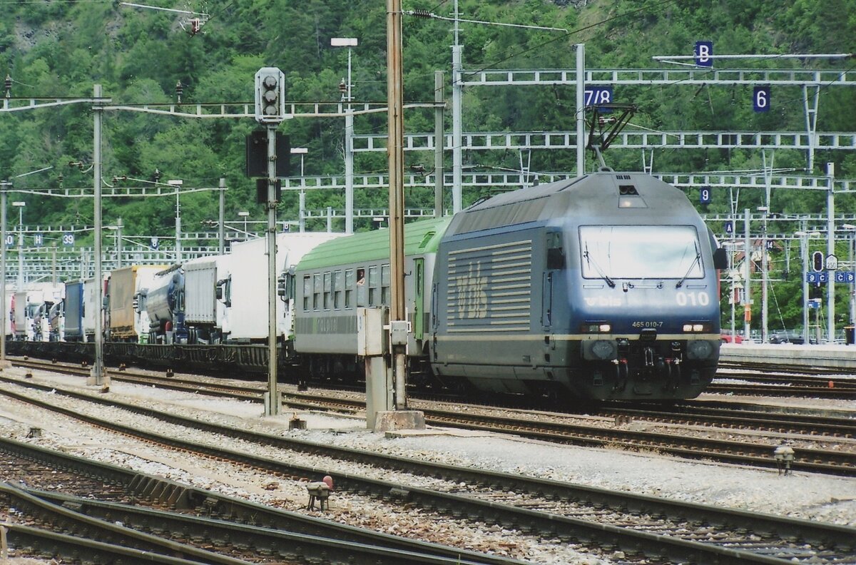 Am 13 Mai 2010 war in Brig noch keinen Larmschutzwand und knnte BLS 465 010 mit deren KLV noch fotografiert werden. 