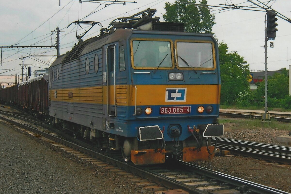 AM 13 Mai 2012 verlässt 363 065 Praha-Liben nach Kolin.