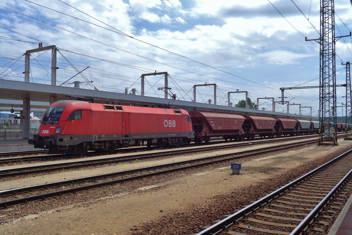 Am 13 Mai 2018 steht ÖBB 1116 007 mit ein Getreidezug in Kelenföld.