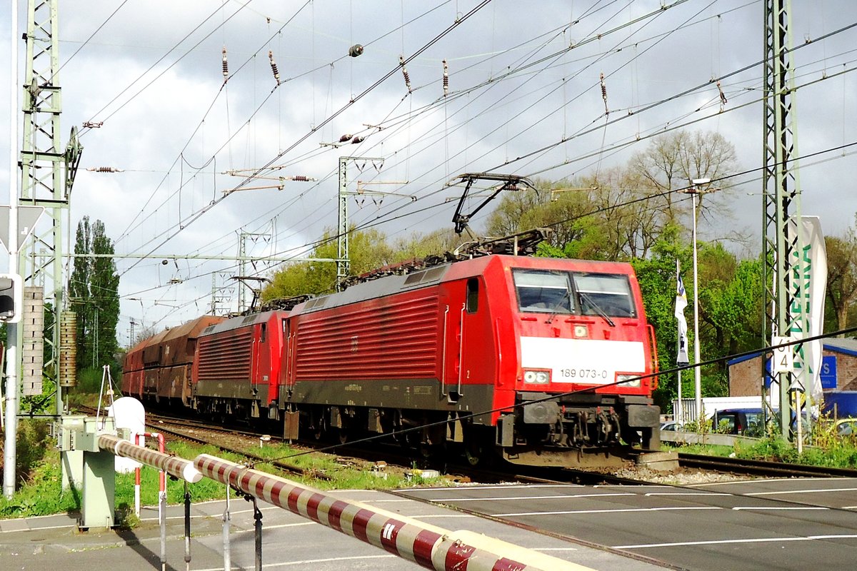 Am 14 April 2014 treft 189 073 mit ein Kohlezug in Emmerich ein.