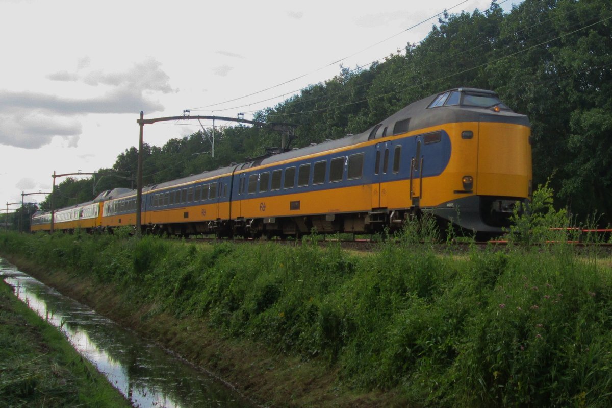 Am 14 Juli 2017 passiert NS 4083 Tilburg Oude Warande.