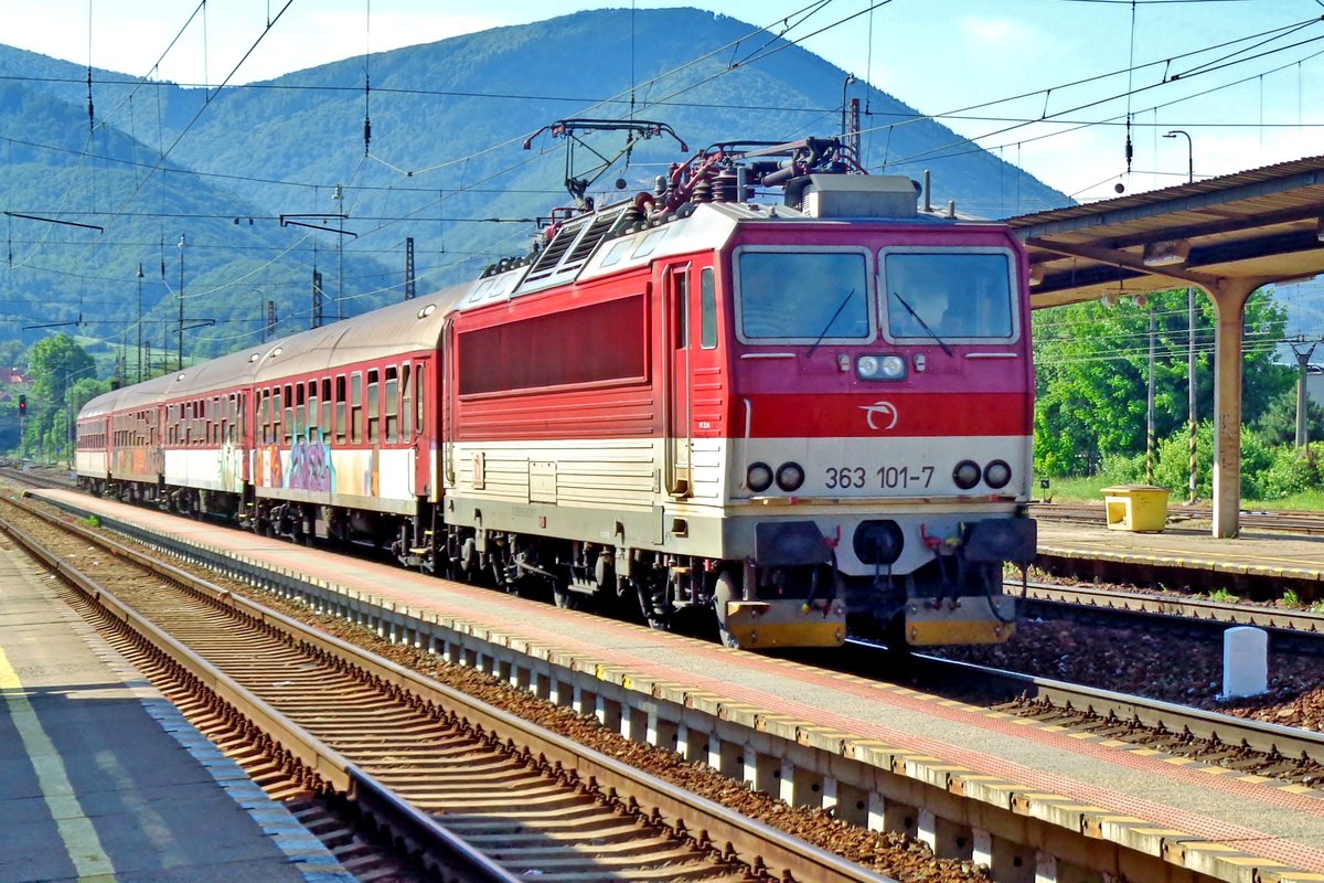 Am 14 Mai 2018 hält 363 101 in Vrutky.