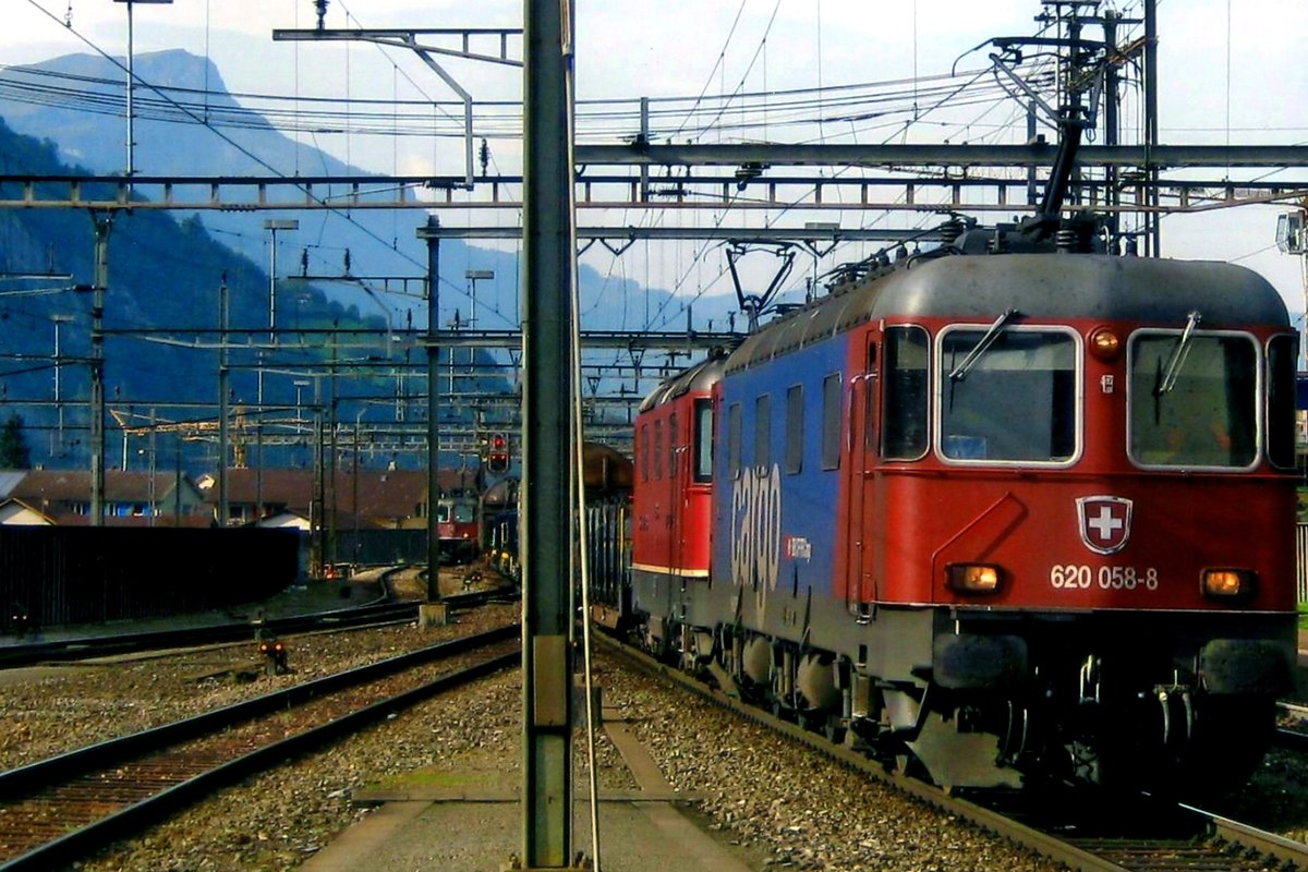 Am 14 September 2009 durchfahrt SBB 620 058 Erstfeld.