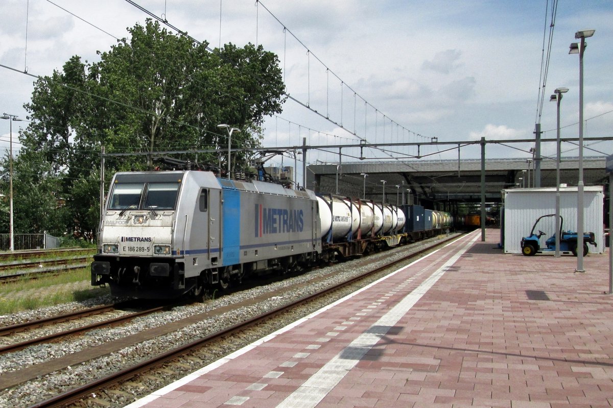 Am 15 Juli 2016 durchfahrt Metrans 186 289 mit der Praha-Shuttle Rotterdam Centraal.