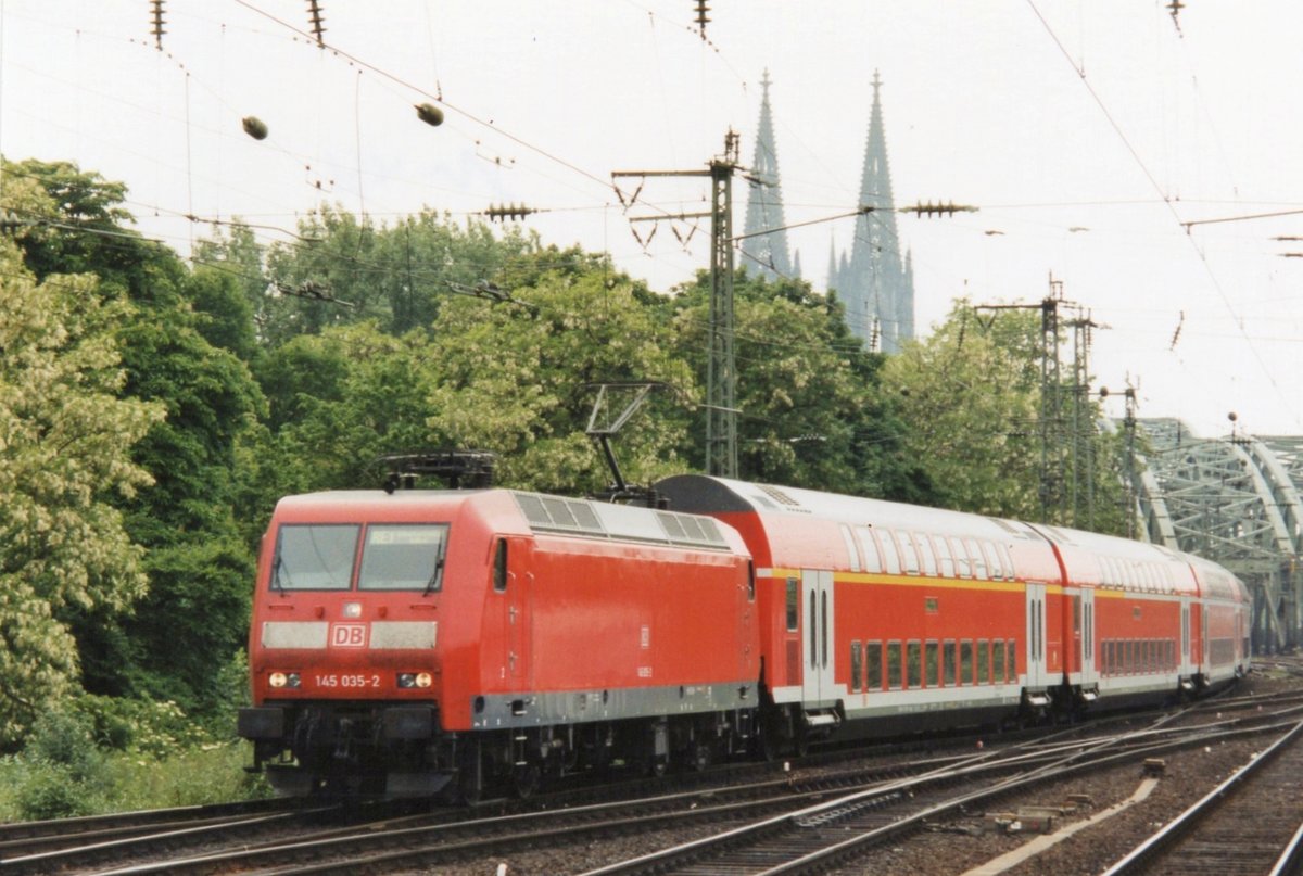 Am 15 Juni 2001 treft 145 035 in Köln Deutz ein. 