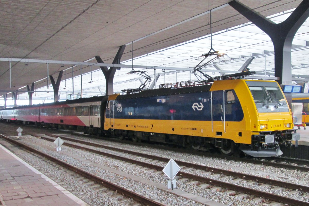 Am 15 März 2015 steht NS 186 015 in  Rotterdam Centraal.