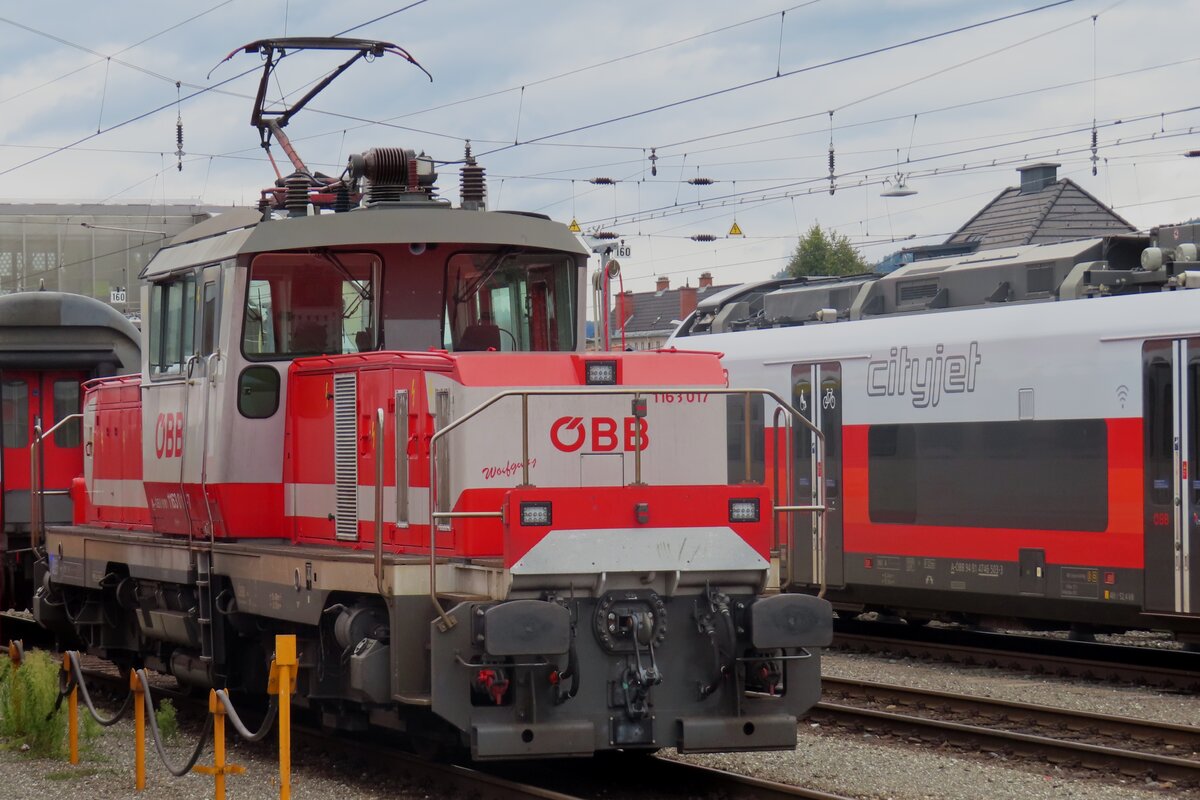 Am 15 September 2024 wartet 1163 017 in Villach Hbf auf neue Aufgaben.