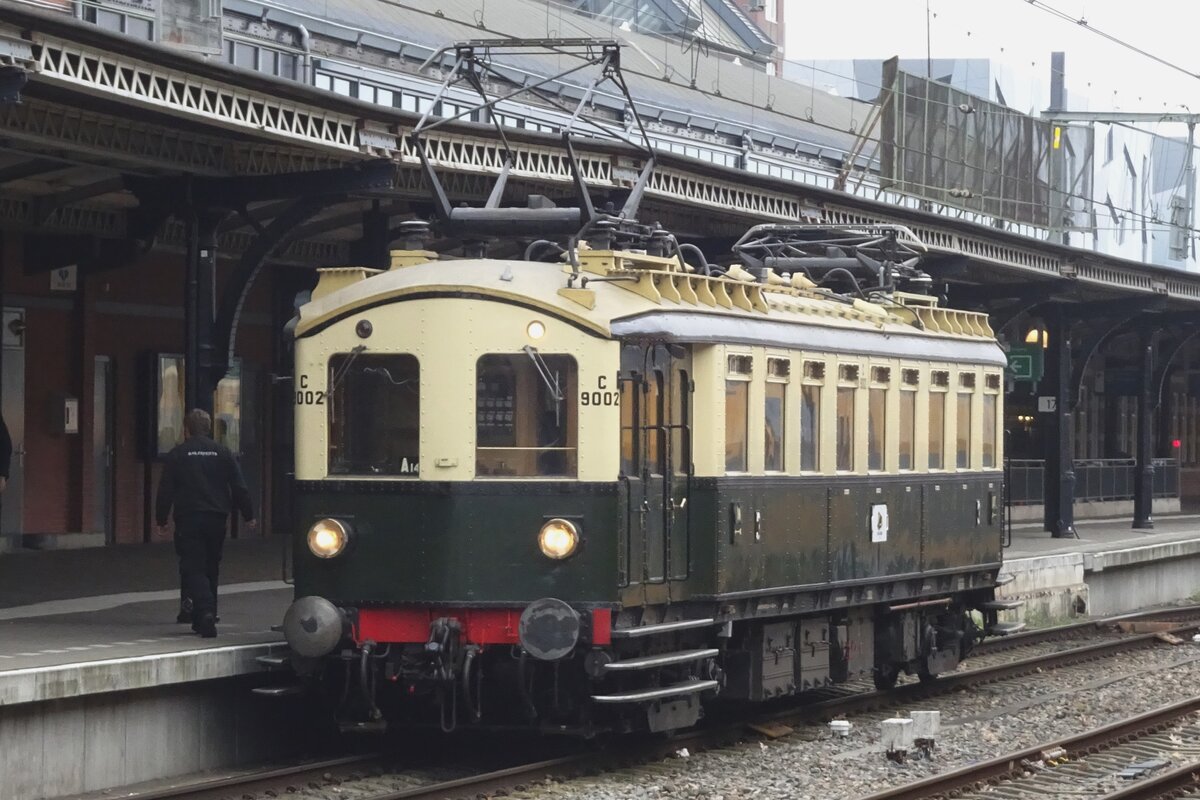 Am 16 April 2023 steht Mat'24 C 9002 'JAAP' in Nijmegen whrend der letzte und langster Pruffahrt. In 2022 wurde JAAP von einer in die Pleite gegangener Verein gekauft durch Stichting CREW 2454, ganz betriebsfhig aufgearbeitet, und hoffentlich in Sonderzugeinsatz kommen. CREW 2454 macht keine halbe Massnahme und auch C 9002 wurde erprobt mit teilweise lange testfahrten. Am 16 April erfolgte die letzte, von Roosendaal ber Tilburg, Nijmegen, Zwolle, Groningen, Harderwijk, Amersfoort, Utrecht und Breda wieder nach Roosendaal -das heisst, zweifach quer durch die Niederlande. 