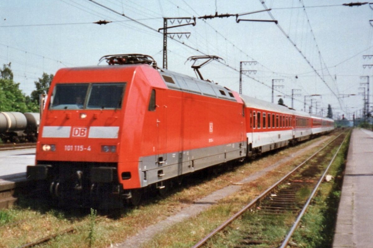 Am 16 Juli 1998 steht 101 115 mmit ein EC in Emmerich.