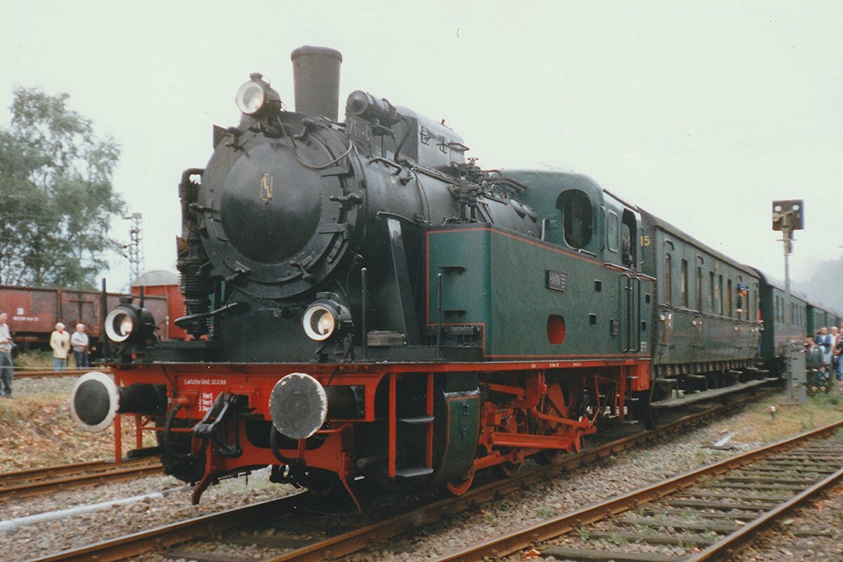 Am 16 Juli 1998 steht Hespertalbahn D8 mit ein Dampfzug ins DGEG-MUseum von Bochum-Dahlhausen.