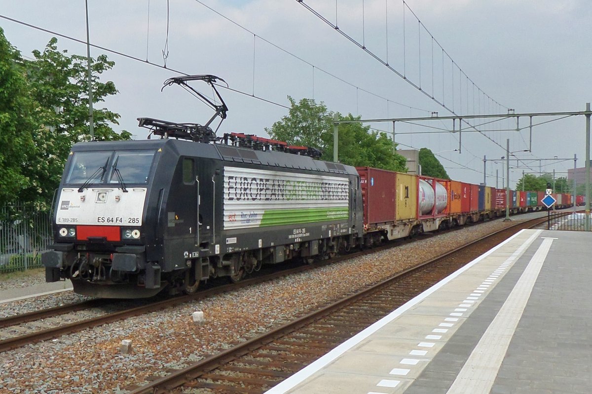 Am 16 Mai 2016 durchfahrt RTB 189 285 Tilburg.