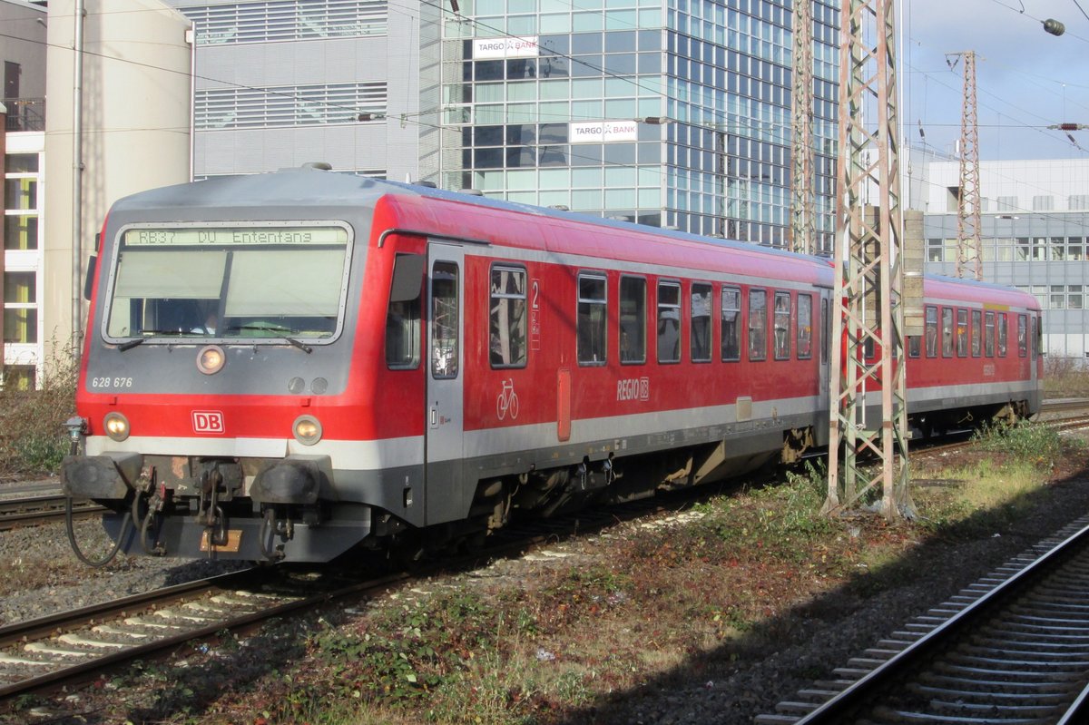 Am 16 September 2016 steht 628 676 in Duisburg Hbf.