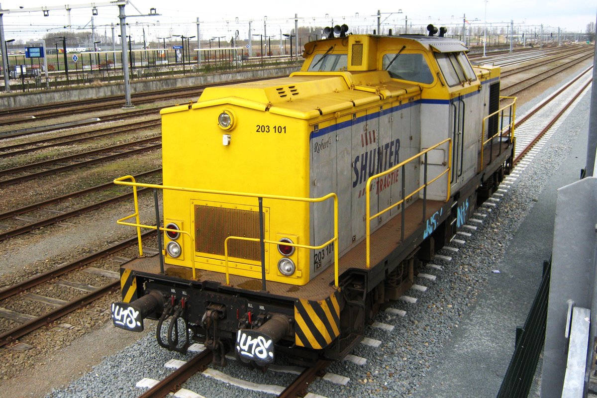 Am 18 März 2013 steht Shunter 203-101 in Lage Zwaluwe.