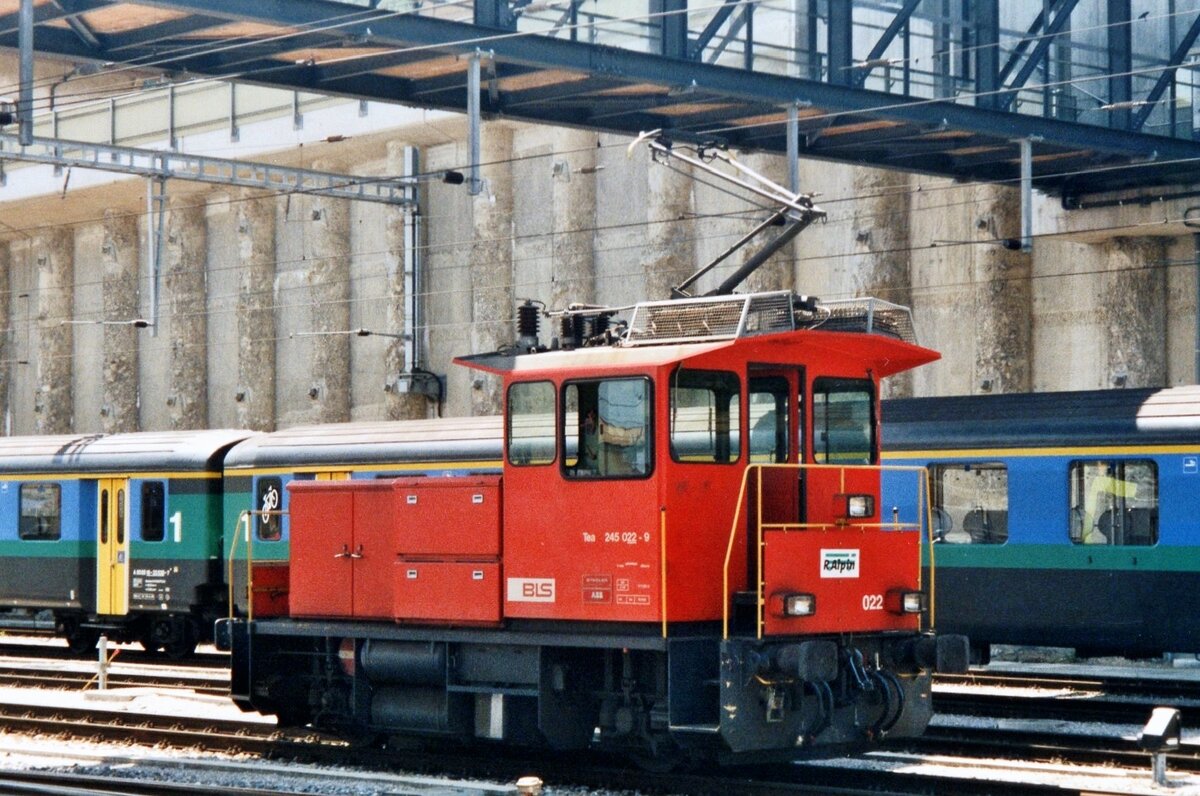 Am 18 Mai 2002 steht 245 022 in Spiez.