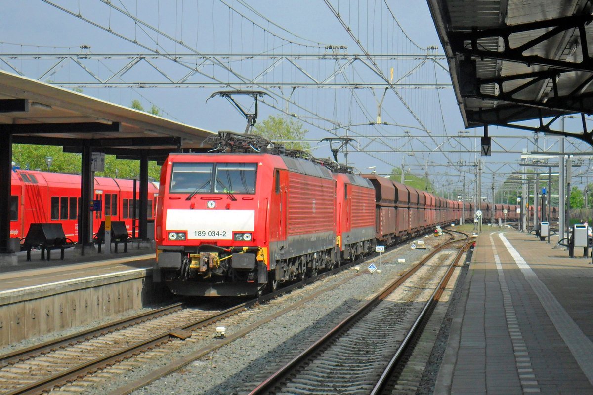 Am 18 Mai 2019 dönnert ein Erzbomber mit 189 034 durch Dordrecht.