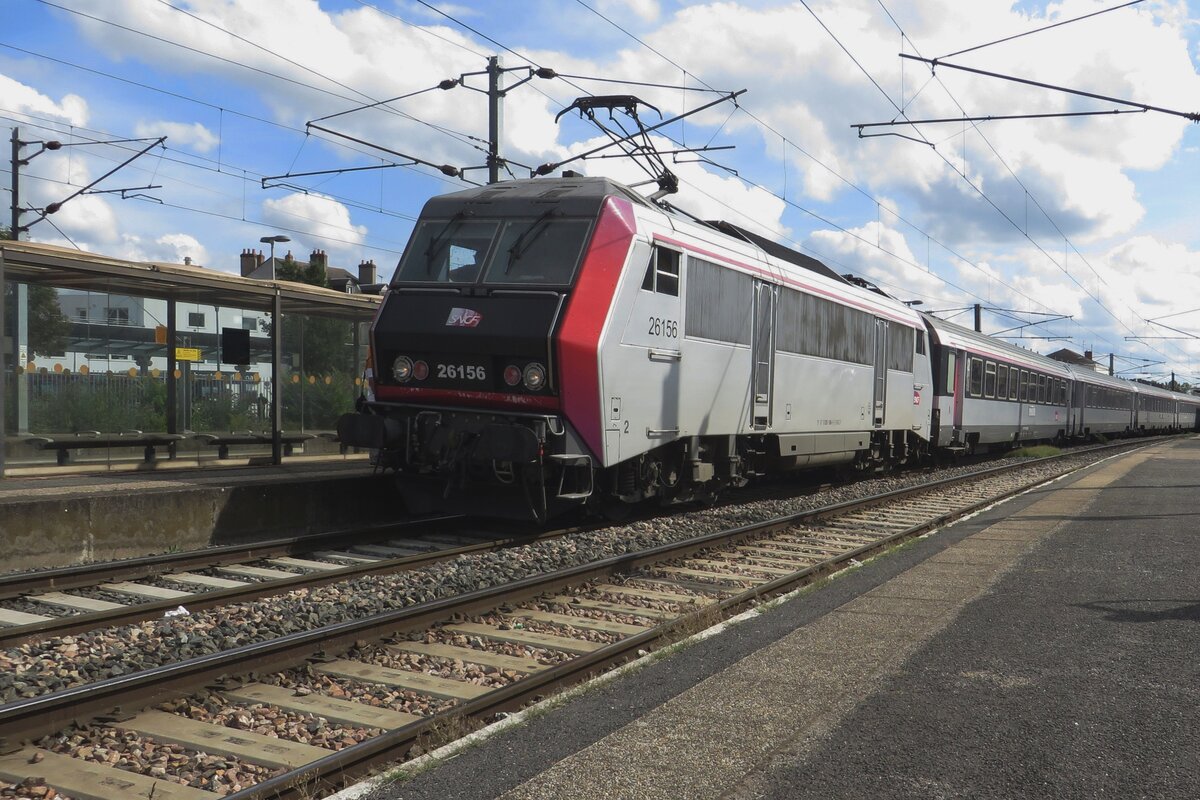 Am 18 September 2021 steht SNCF 26156 met ein IC aus Clermont-Ferrant nach Paris-Bercy in Nevers abfahrtbereit.