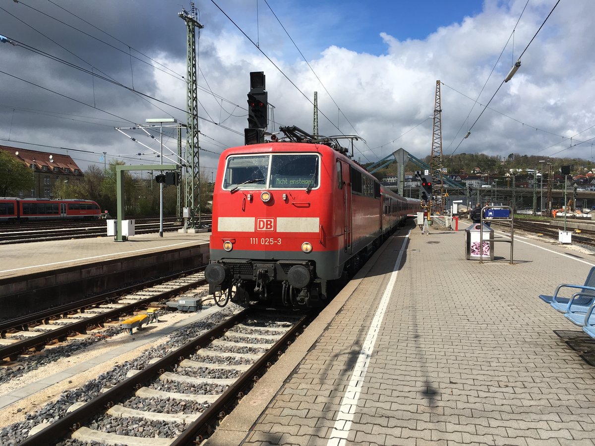 Am 18.04.17 kam 111 025 mit einer n Wagen Garnitur als Leerzug aus Geislingen (Steige) in den Ulmer Hbf gefahren.