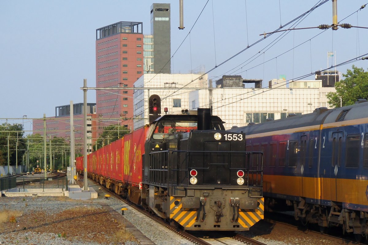 Am 19 Juli 2018 zieht MRCEb 1553 ein Containerzug durch Tilburg. 