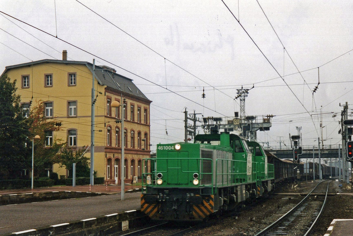 Am 19 Mai 2004 zieht 61004 ein Mischguterzug durch Thionville.