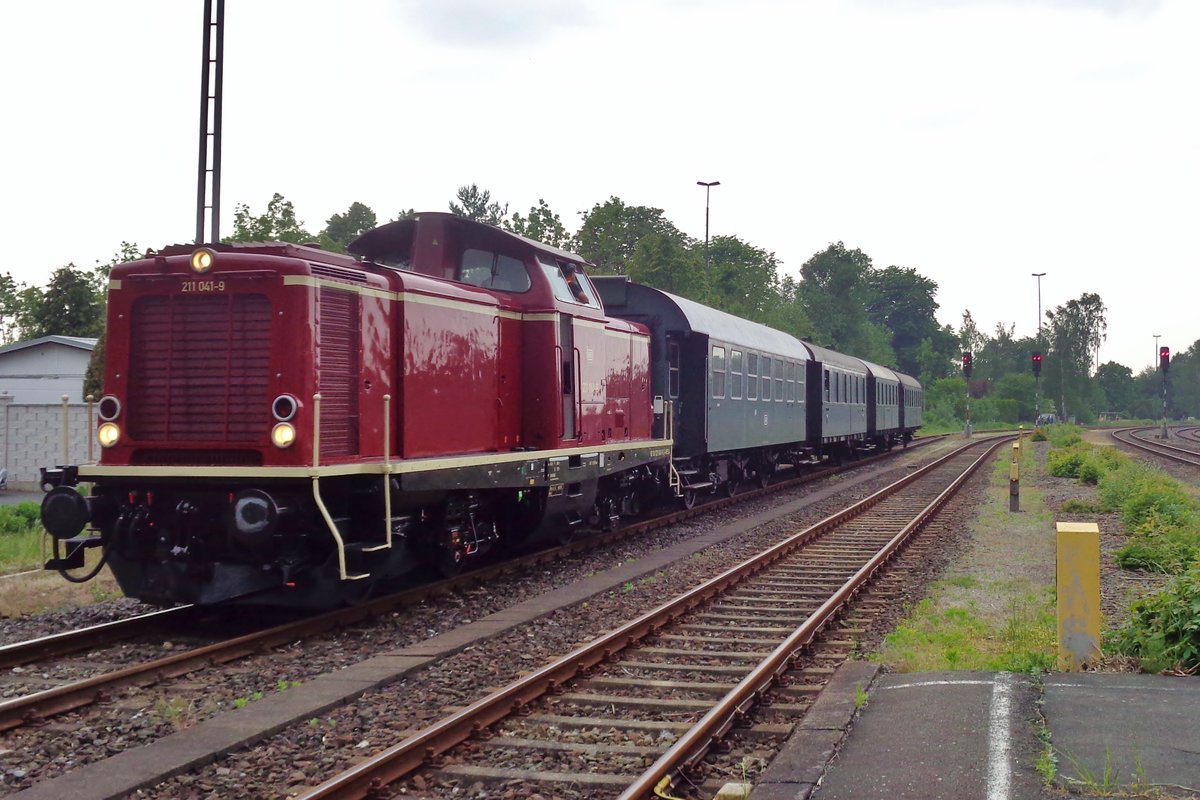 Am 19 Mai 2018 steht 211 041 mit ein Sonderzug in Neuenmarkt-Wirsberg.