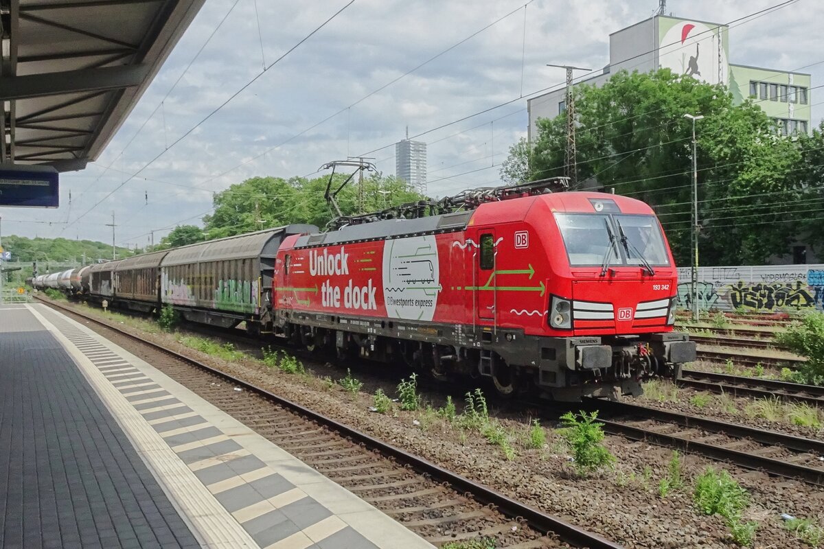 Am 19 Mai 2022 durchfahrt 193 342 mit ein Mischer Kln West.